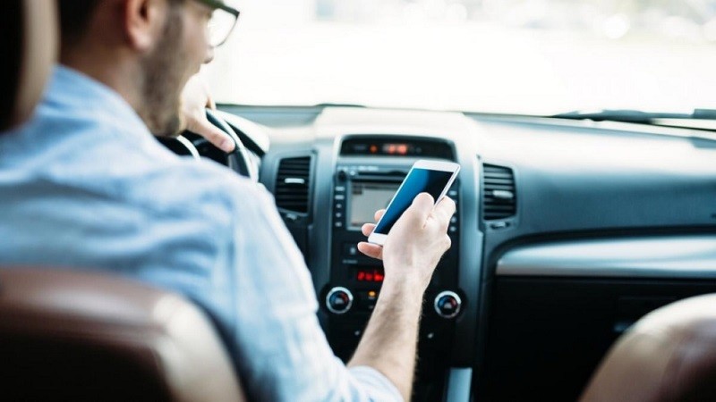 Autoridades lançam campanha de fiscalização do uso do telemóvel durante condução
