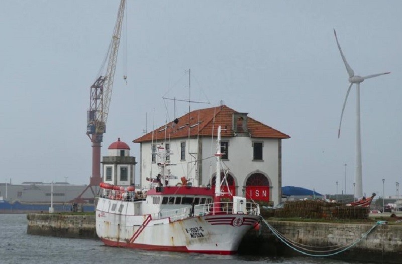 Vila do Conde cede casas a pescadores que cumprem isolamento num barco em Viana do Castelo