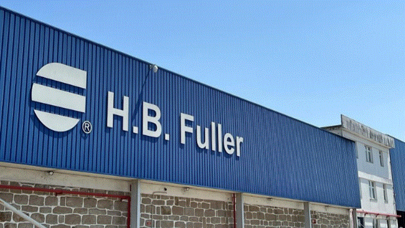 A H.B. Fuller, empresa especialista em adesivos, volta a ser notícia. Aumentou o salário de entrada para 802 euros e dá agora mais benefícios aos trabalhadores. A fábrica, com instalações em Vila do Conde, paga agora aos colaboradores mais 14% do que o salário mínimo nacional, numa medida que faz parte de um conjunto de benefícios para “atrair e reter talento”, segundo a H.B. Fuller. H.B. Fuller em Portugal, fornecedora global de adesivos para diversas indústrias, anunciou, esta quarta-feira, que aumentou o salário de entrada na empresa, nas áreas de operação e produção, para 802 euros, mais 97 euros (14%) do que o salário mínimo nacional. Ao ordenado base dos mais de 400 colaboradores que tem no norte de Portugal, somam-se outros benefícios, como o subsídio de refeição de 7,63 euros por dia, seguro de saúde e seguro de vida, revela a empresa, através de comunicado. "Acreditamos que este aumento é uma melhoria positiva que faz diferença na vida das pessoas e que vai ao encontro das expectativas dos novos colaboradores", afirma Paulo Ribeiro, responsável de Recursos Humanos na H.B. Fuller para Portugal e Espanha, citado em comunicado noticiado pelo site Dinheiro Vivo, acrescentando que "uma remuneração condigna aliada a uma cultura organizacional forte, inclusiva e um bom ambiente de trabalho, são elementos-chave que promovem uma maior valorização e produtividade, e contribuem para o bem-estar profissional e pessoal". A empresa, que serve mais de 40 países a partir das suas instalações em Vila do Conde, afirma ter vindo a melhorar as condições de trabalho que oferece, implementando melhorias em aspetos como a segurança dos profissionais, salários adequados e leque de benefícios com o intuito de que os seus colaboradores se sintam valorizados. Considerada pela revista Exame como uma das "50 Melhores Empresas para Trabalhar em Portugal", a H.B. Fuller contratou, em 2021, mais 15% colaboradores "para acompanhar a resposta ao mercado através de oportunidades de inovação", pode ler-se na nota enviada à imprensa. Paulo Ribeiro conclui dizendo que a empresa quer "continuar a crescer, ser uma empresa de referência no setor e um bom empregador em Portugal, pelo que a atração e retenção de talento são essenciais nas nossas práticas".