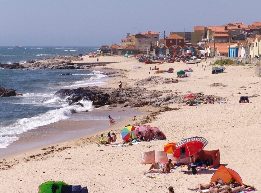 Homem de 77 anos encontrado morto em zona rochosa de praia de Vila do Conde