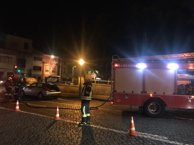 Carro ardeu enquanto motorista esperava em semáforo de Vila do Conde