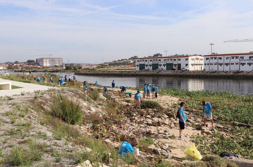 Ação de limpeza recolhe 68 kg de resíduos na praia e margem do rio Ave