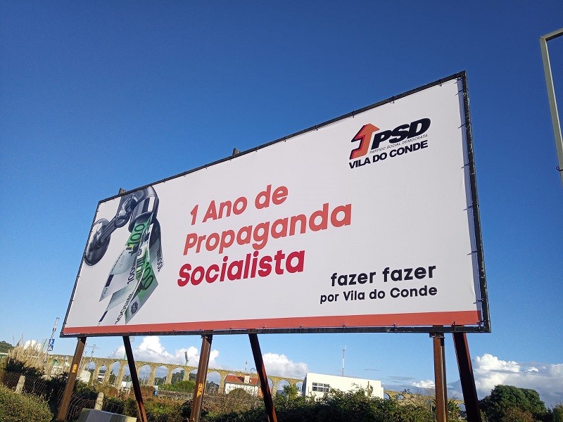 Cartaz do PSD/Vila do Conde sobre propaganda socialista vandalizado