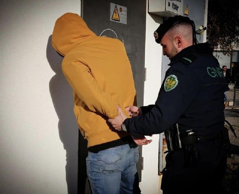 Quatro detidos em flagrante por furto em estabelecimento comercial de Vila do Conde