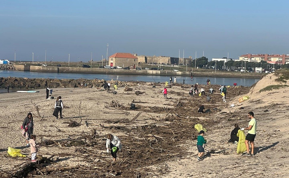 Movimento Cívico limpou a praia de Azurara em Vila do Conde