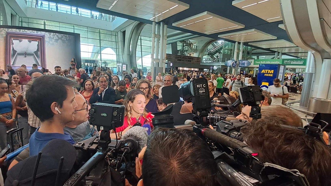 Filipa Martins recebida com carinho à chegada ao aeroporto da Maia