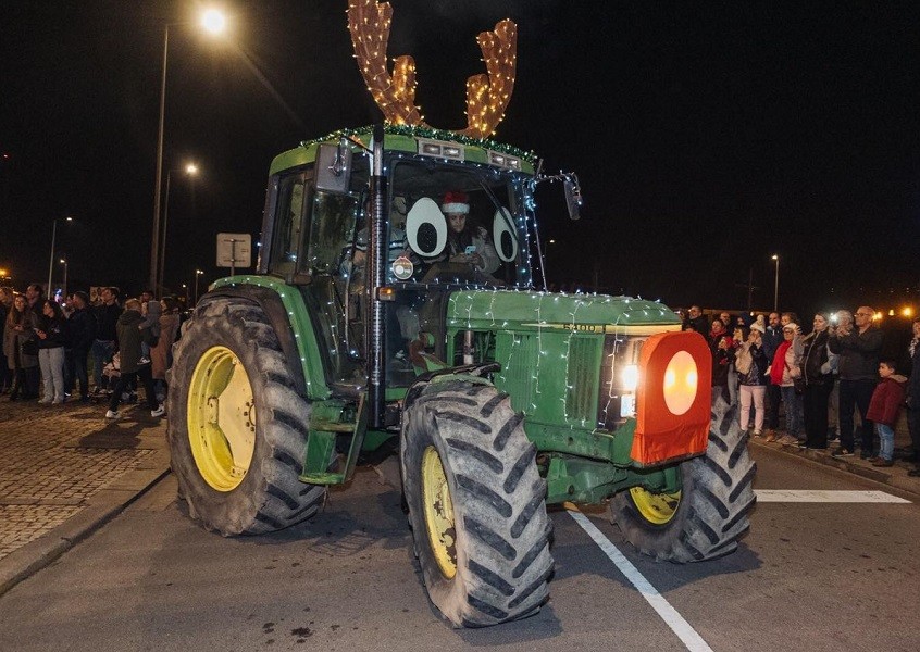 Associação de Jovens Agricultores em desfile luminoso em Vila do Conde