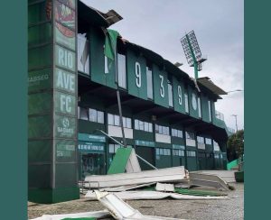 Cobertura da bancada do Rio Ave arrancada pelo vento
