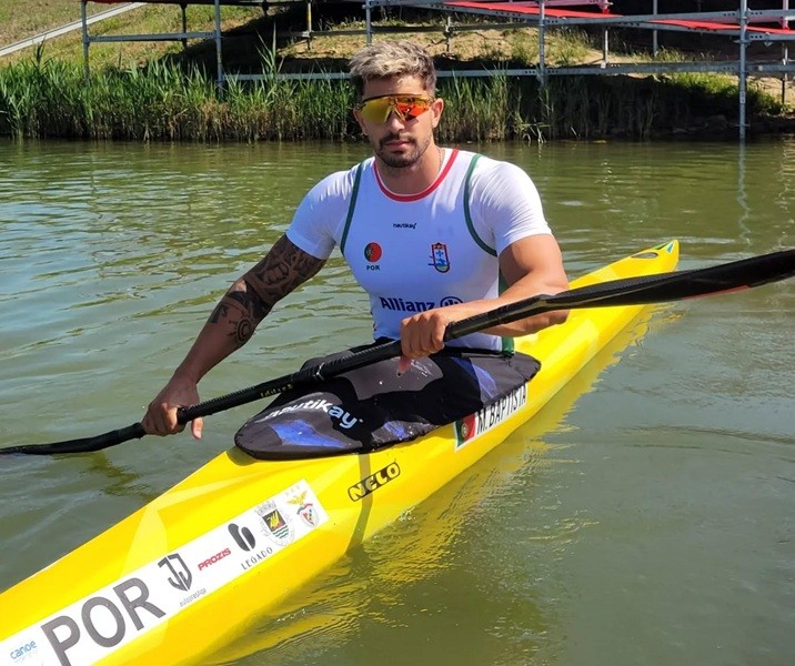 Messias Baptista é campeão europeu de K4 500 metros e vice-campeão em K1 200 metros O vilacondense Messias Baptista conquistou duas medalhas para Portugal, nos Campeonatos da Europa de Canoagem: a medalha de prata na prova de K1 200 metros dos Europeus de canoagem de velocidade e a medalha de ouro em K4 500 metros, ao lado de Gustavo Gonçalves, João Ribeiro e Pedro Casinha. Na prova individual, Messias Baptista, de 25 anos, completou a distância na final A em 34,174 segundos, ficando a escassos 36 centésimos do sérvio Strahinja Dragoslavljevic, que se sagrou campeão europeu com o tempo de 34,138, enquanto o espanhol Carlos Arevalo alcançou o bronze, a 416 do vencedor. Fernando Pimenta, na prova de K1 1.000 metros.