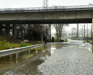 Subida do rio entre Touguinha e Vila do Conde corta estrada