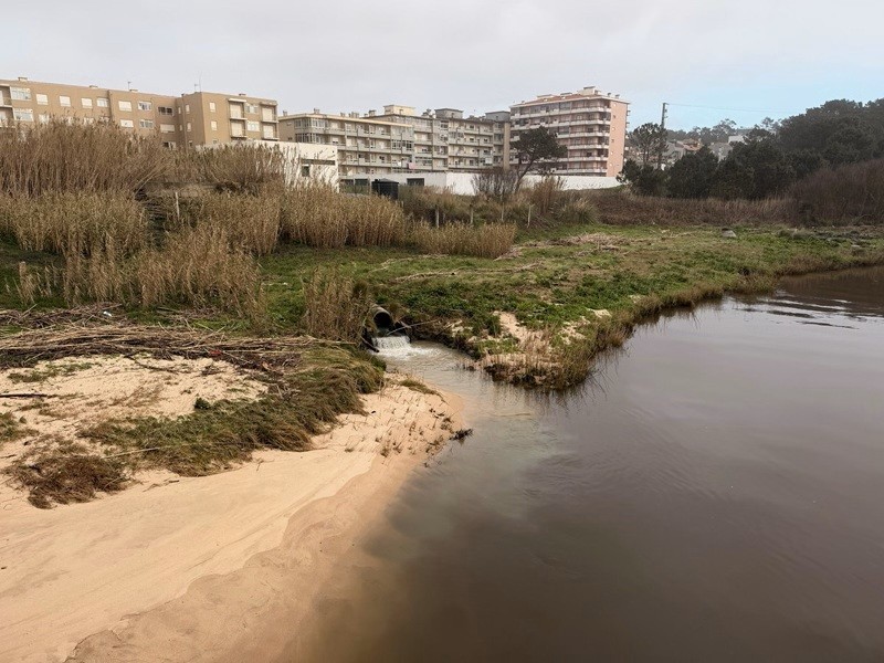 Vila do Conde: Poste caído em Modivas e rio Onda a inundar Rua de Labruge